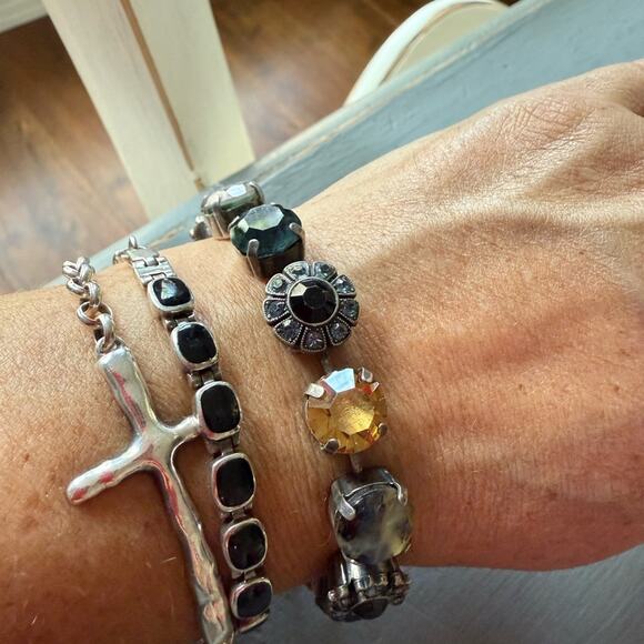 Mariana Large Flower Crystal Heart Charm Tennis Bracelet - Picture 4 of 6